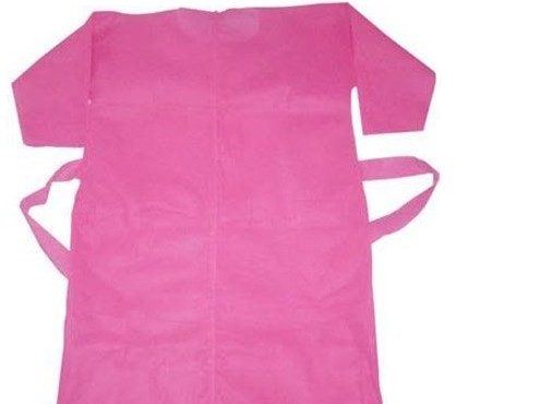 گان یک بار مصرف صورتی با طراحی متناسب با بدن و نخ ضد حساسیت